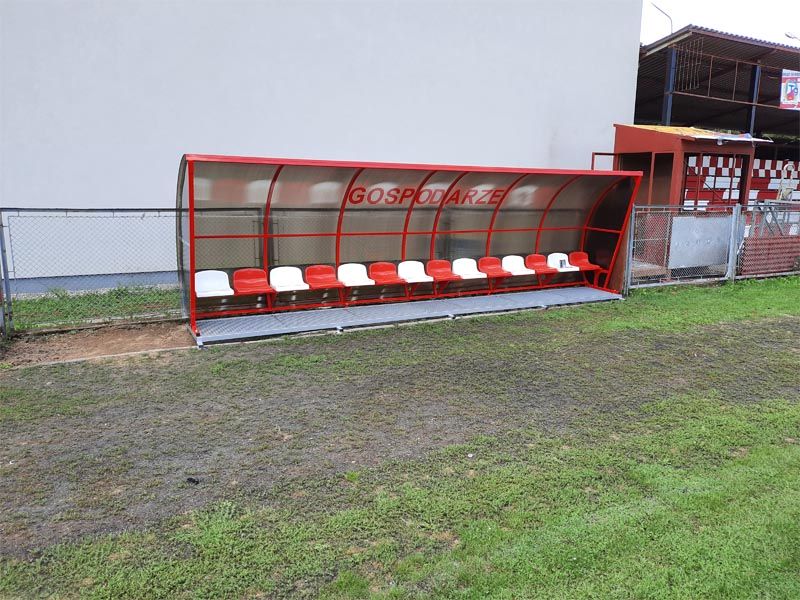Wiaty stadionowe - biało-czerwone krzesełka