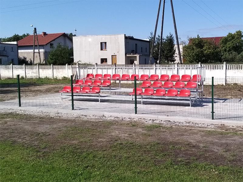 Trybuna sportowa z czerwonym siedziskami
